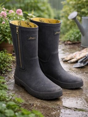 Classic and durable Joules rain boots in women’s size 9. Mid-calf wellies